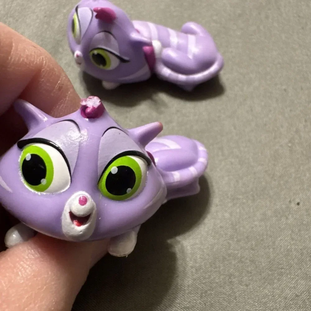 Lot Of 2 Disney Puppy Dog Pals Hissy‎ The Purple Cat Travel Pets Figure Toy